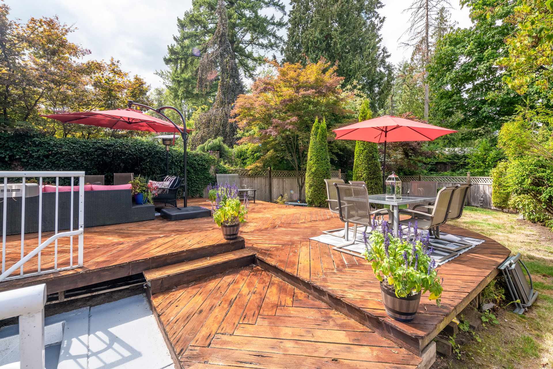 731 Grantham Place, North Vancouver - listed by the Rossettis - image 2