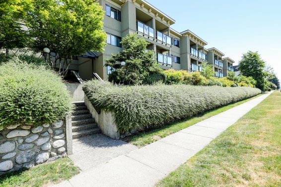 Harbourside Court - 140 E 4th St | Condos For Sale + Listing Alerts