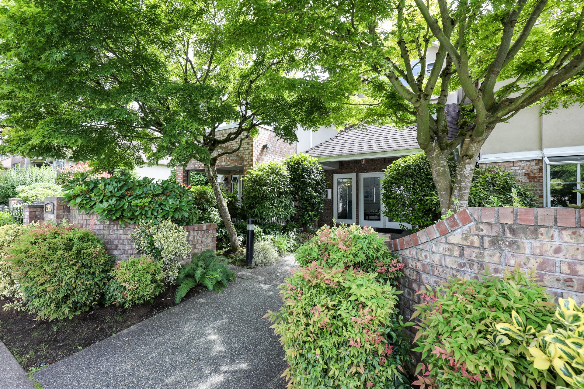 Lincoln Gardens 2150 Marine Dr Condos For Sale + Sold Listings