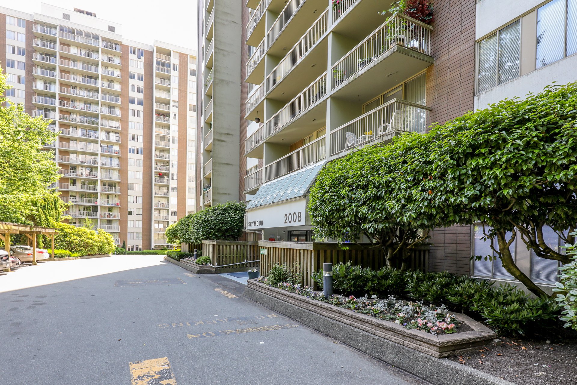 Seymour Building at Woodcroft Estates 2008 Fullerton Ave Listings