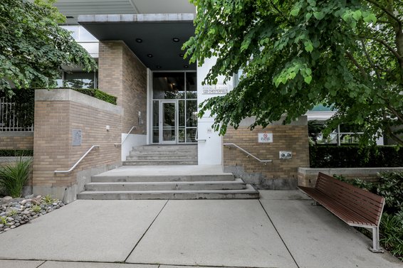 Vista Place - 1320 Chesterfield | Condos For Sale + Listing Alerts
