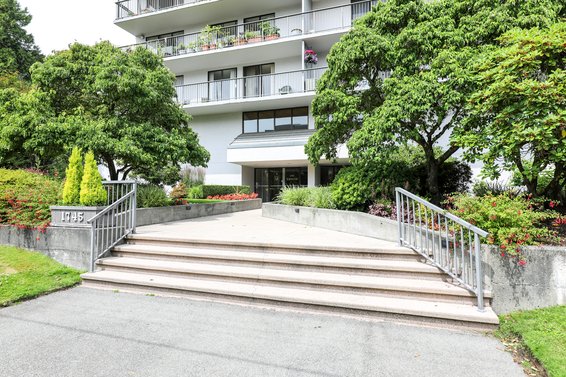 1745 Esquimalt Avenue, West Vancouver