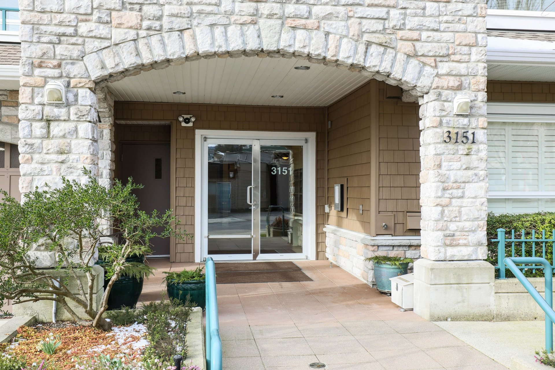 Edgemont Villa 3151 Connaught Cr Condos For Sale & Sold