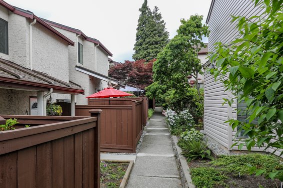 Custer Place - 230 W 14th St | Townhomes For Sale + Listing Alerts