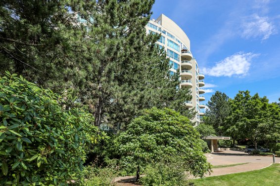 Roche Point Tower - 995 Roche Point | Condos For Sale + Listing Alerts