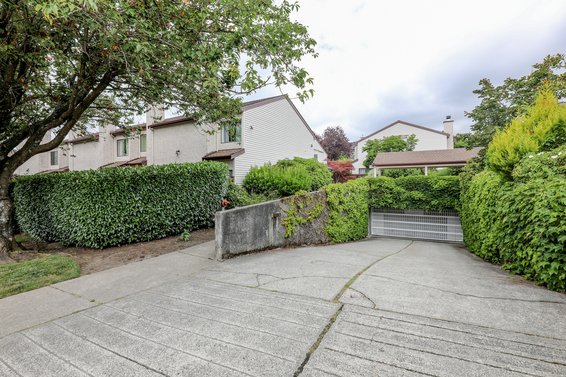 Custer Place - 230 W 14th St | Townhomes For Sale + Listing Alerts