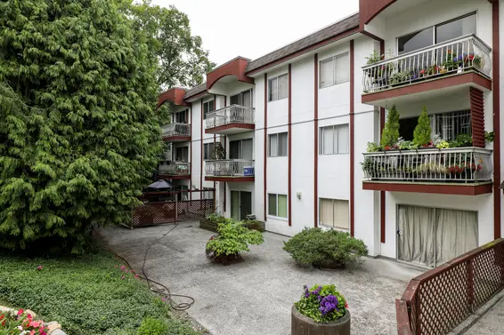 Del Amo - 135 W 21st St | Condos For Sale + Listing Alerts  