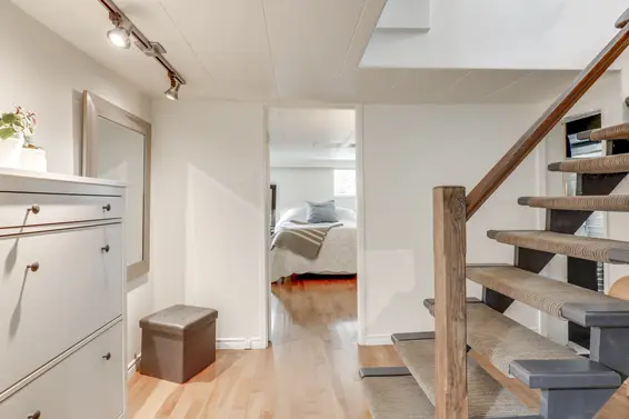 515 East 19th Street, North Vancouver - stairwell  