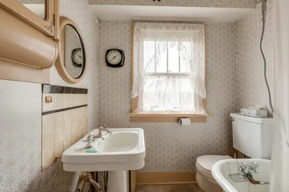 352 East 24th Street, North Vancouver - bathroom  