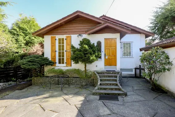 Backyard - 866 East 10th Street, North Vancouver  