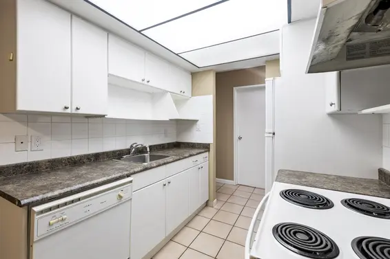 302 1515 Chesterfield Avenue, North Vancouver For Sale - image 11