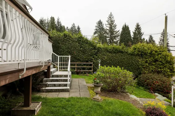 Terraced front yard  - 144 West Osborne Road  