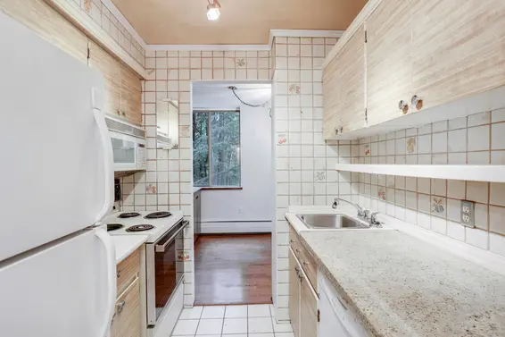 Kitchen - 309-2004 Fullerton Avenue  