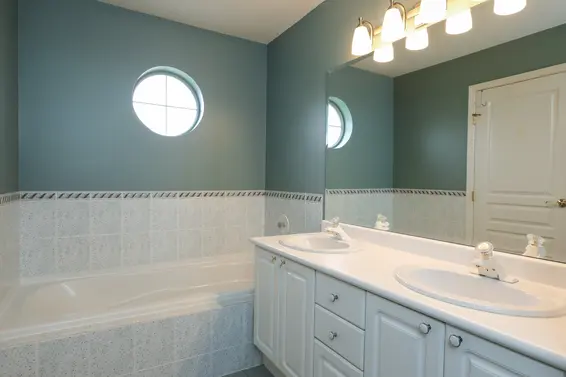 Master Ensuite - 9-251 East 11th Street  
