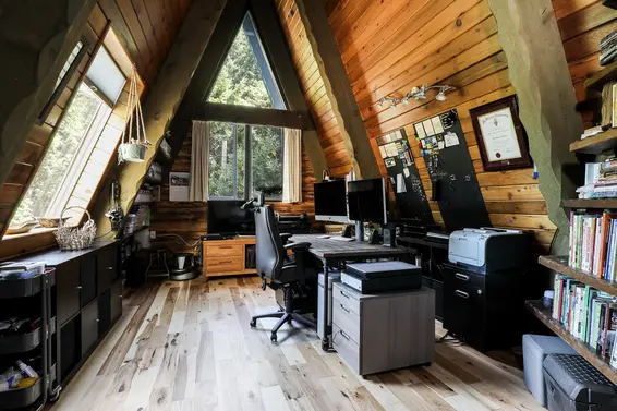 Den - 440 Upper Bayview Road, Lions Bay  