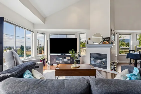 303 131 West 20th Street, North Vancouver