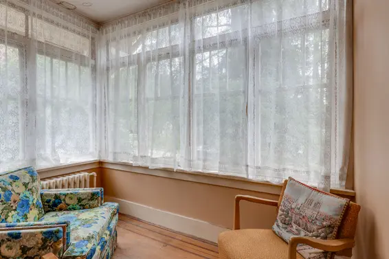 352 E 24th Street, North Vancouver - sun room  