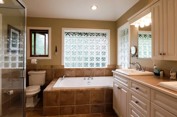 Master Ensuite - 2499 Hayseed Close  