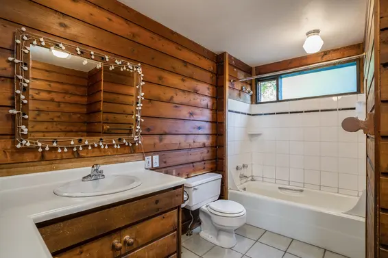 Bathroom - 4555 Mountain Highway, North Vancouver  