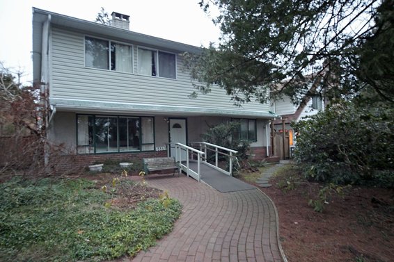 886 East 12th Street, North Vancouver