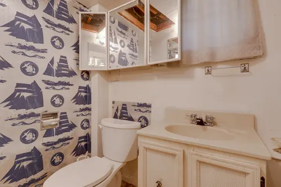 Bathroom - 459 East 16th Street, North Vancouver  