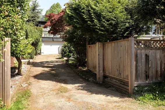 125 Carisbrooke Crescent, North Vancouver For Sale - image 36