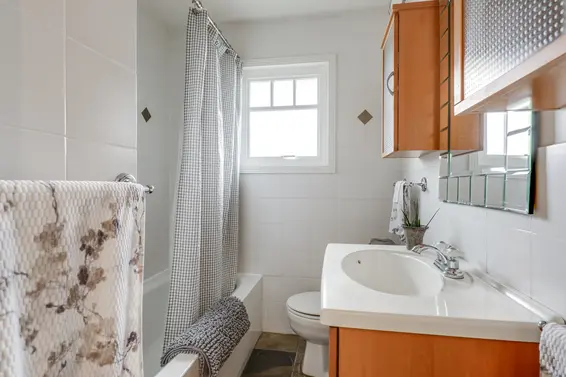 515 E 19th Street, North Vancouver - bathroom  