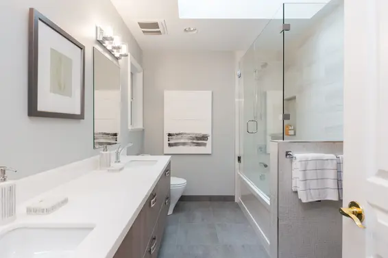 Bedroom Upper Level Ensuite - 998 Dempsey Road, North Vancouver  