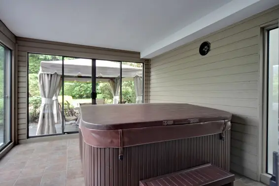 Solarium/Enclosed hot tub room  