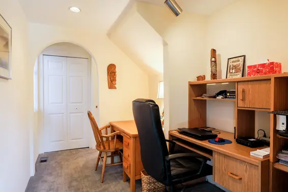 Den/guest room w/ 2 piece ensuite  