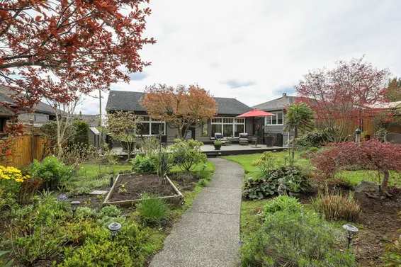 515 East 19th Street, North Vancouver - front garden  