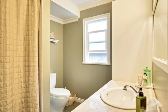 Bathroom - 2400 Weymouth Place, North Vancouver  