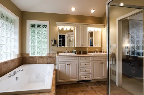 Master Ensuite - 2499 Hayseed Close  
