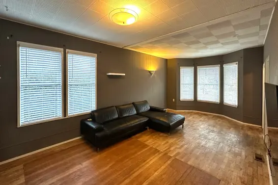 166 East 10th Street, North Vancouver For Sale - image 4