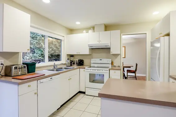 Kitchen - 4353 Ruth Crescent  