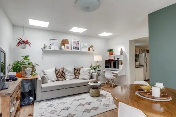 515 E 19th Street, North Vancouver - suite living room  
