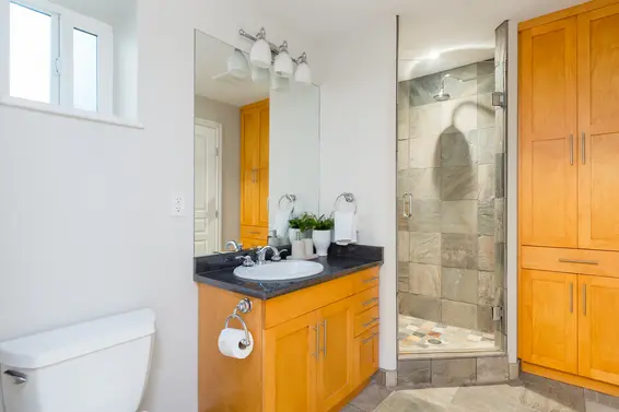 Nanny Suite Ensuite - 998 Dempsey Road, North Vancouver  
