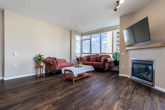 302 120 West 16th Street, North Vancouver For Sale - image 2