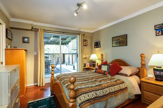 Master Bedroom w/ 2 piece ensuite  