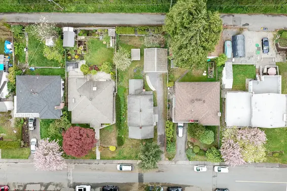 352 E 24th Street, North Vancouver - lot overview  