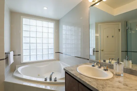 Ensuite - 5-1001 Northlands Drive  