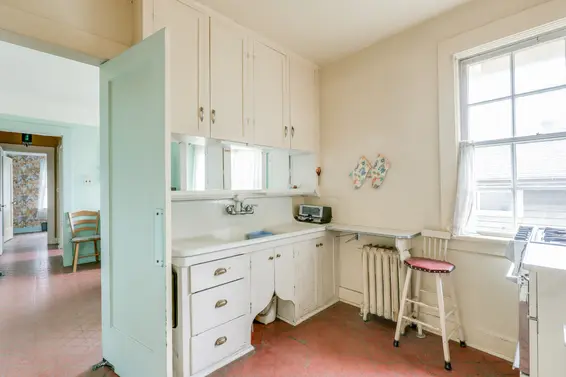 352 E 24th Street, North Vancouver - kitchen  