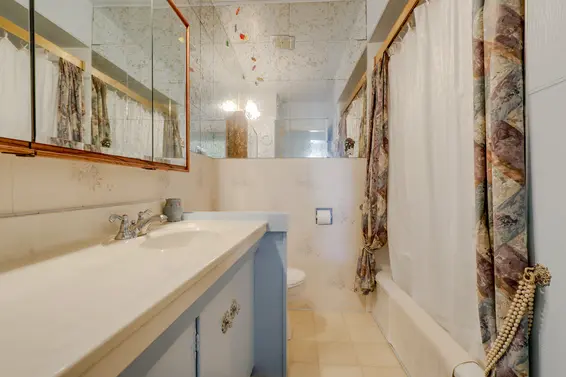Bathroom - 459 East 16th Street, North Vancouver  