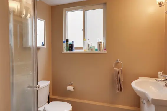 Suite Bathroom - 2730 Eastern Avenue, North Vancouver  