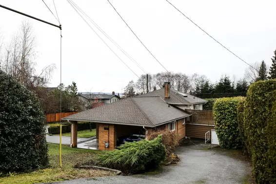 Side driveway access - 3715 Norwood Avenue, North Vancouver  
