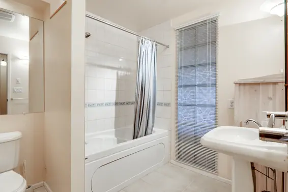 Bathroom - 111-1910 Chesterfield Avenue, North Vancouver  