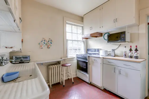 352 E 24th Street, North Vancouver - kitchen 3  