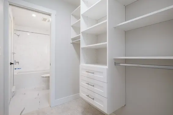 Walk in Closet - 203-1633 Tatlow Avenue  