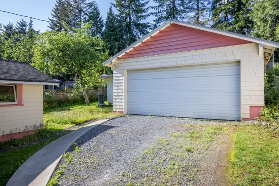 352 E 24th Street, North Vancouver - garage  