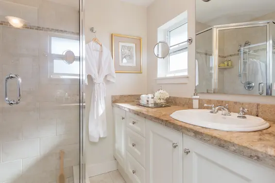 Master Ensuite - 341 West 14th Street, North Vancouver  